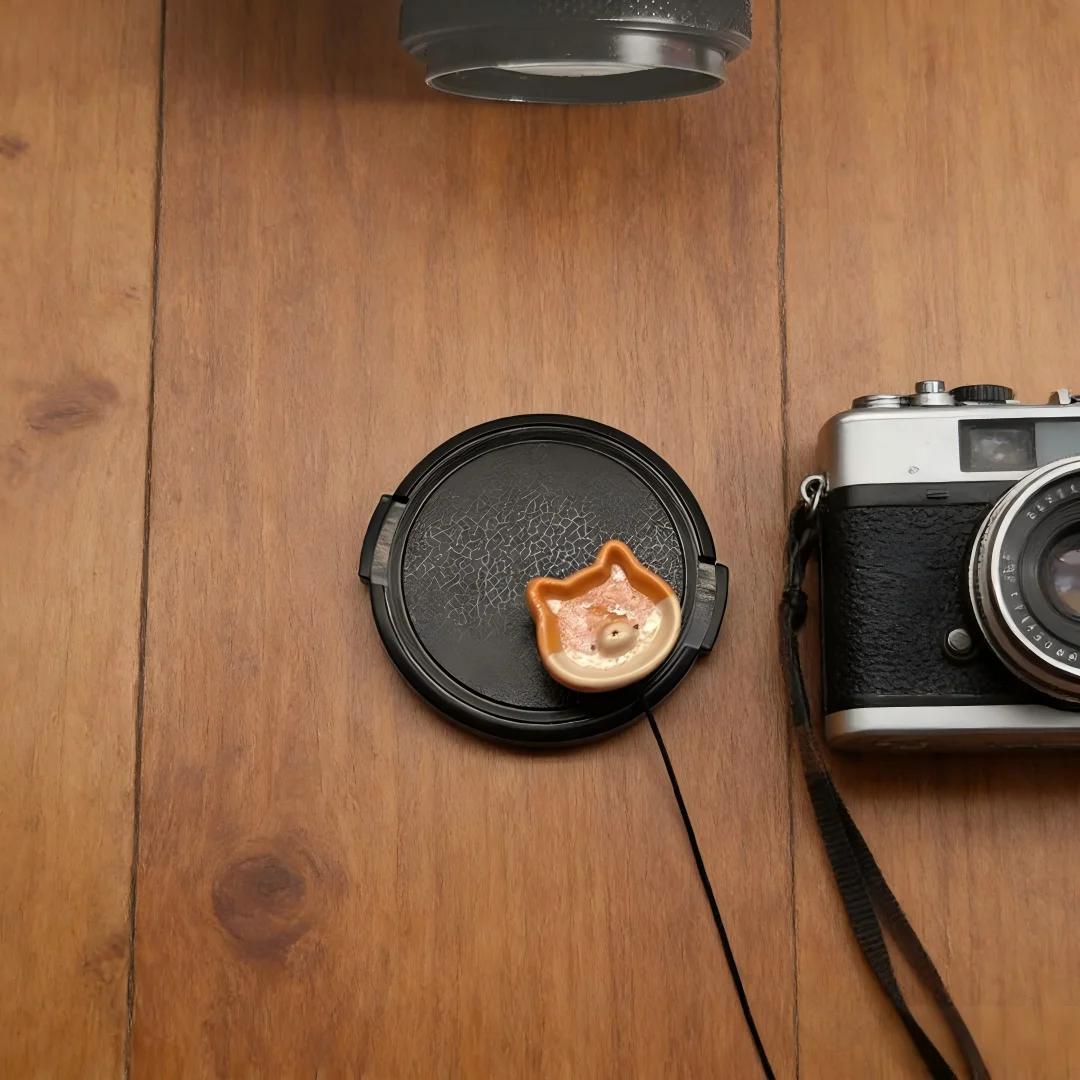 Niedlicher Kameraobjektivdeckel-Halter mit Anti-Verlust-Seil, Universelles Anti-Fall-Kordelband für Canon, Nikon, Sony, Fuji, Leica, Olympus Zubehör Image