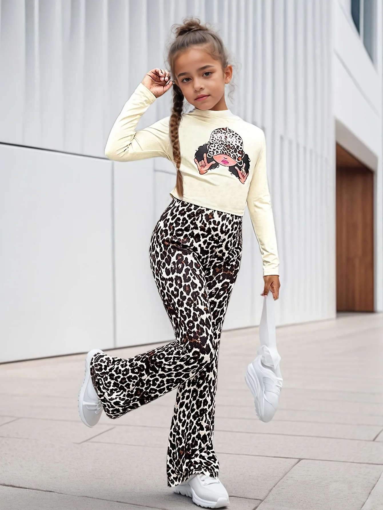 Zweiteiliges Mädchen-Outfit mit Leopardenmuster, Cartoon-Grafik, langärmliges Crop-Top und Schlaghose, trendiges Streetwear-Set für Kinder Image