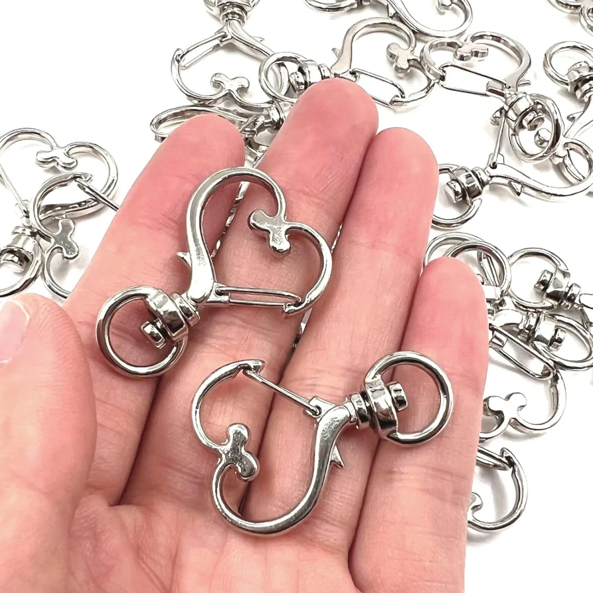 20/50 Stück herzförmige Drehfedernhaken, Karabiner aus Zinklegierung, Schlüsselanhänger, Hängezubehör, Schmuck, DIY-Bastelbedarf Image