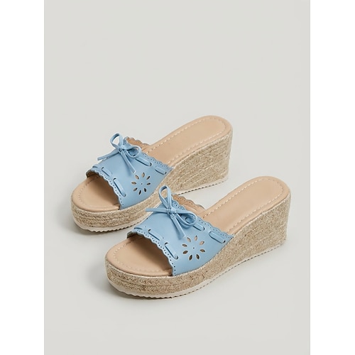 Hellblaue Espadrille-Keilsandalen für Damen – elegante, lasergeschnittene Pantoletten mit Schleifendetail für luxuriöse Kreuzfahrten und sommerliche Deckpartys tropische Resortbekleidung Image