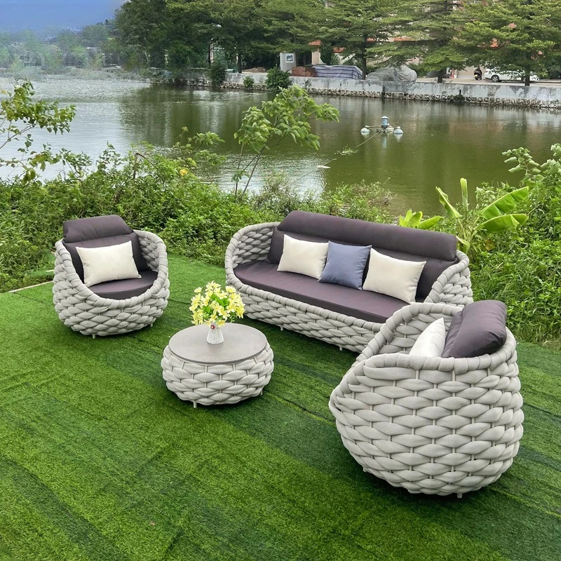 Gartenmöbel-Set aus Rattan für den Außenbereich, geeignet für Villa, Terrasse, Hotel, Ferienhaus, Balkon, bestehend aus einem Sofa, einem Sessel und einem Kaffeetisch. Image