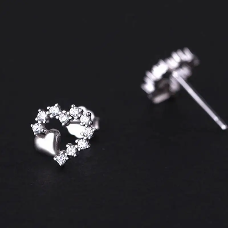 Huitan Minialistische Damen-Ohrstecker mit herzförmigem, hohlem Design, eingelegt mit glänzendem CZ, ästhetischer Schmuck für Hochzeit und Verlobung Image
