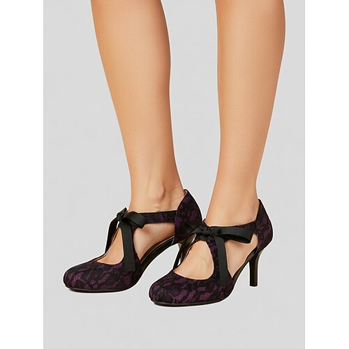 Elegante, weinrote Vintage-Pumps aus den 1950er Jahren mit Spitzenbesatz und Satinschleife – ein echter Hingucker! Gekreuzte Riemen für Retro-Partys, Hochzeiten Abendveranstaltungen Image