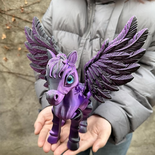 Große, 3D-gedruckte, bewegliche Pegasus-Figur, realistisches geflügeltes Pferdemodell, Sammlerstück einer Fantasiegestalt, Schreibtischdekoration für Zuhause oder Büro, Geschenkidee, Skulptur eines Image