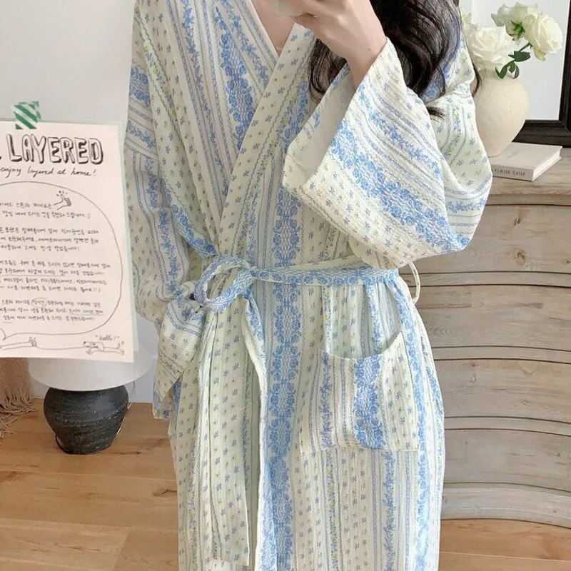 Süßes, frisches und retro gestreiftes Blumen-Nachthemd und Pyjama für Damen: Langärmliger Bademantel und Loungewear für Frühling und Herbst Image