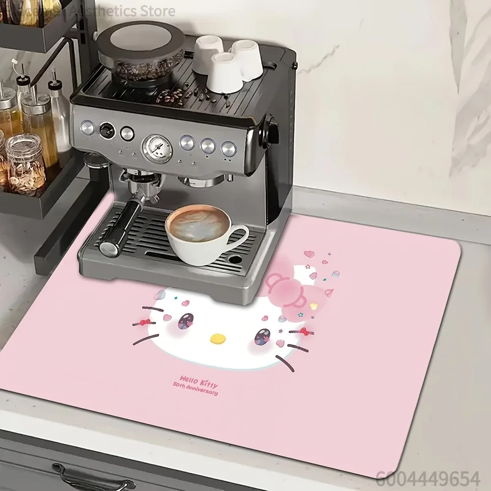 Geschirrtrocknungsmatten, Küchenutensilien mit einem verträumten rosa Hello-Kitty-Design zum 50. Jubiläum, verziert mit Herzen und Sternen Image