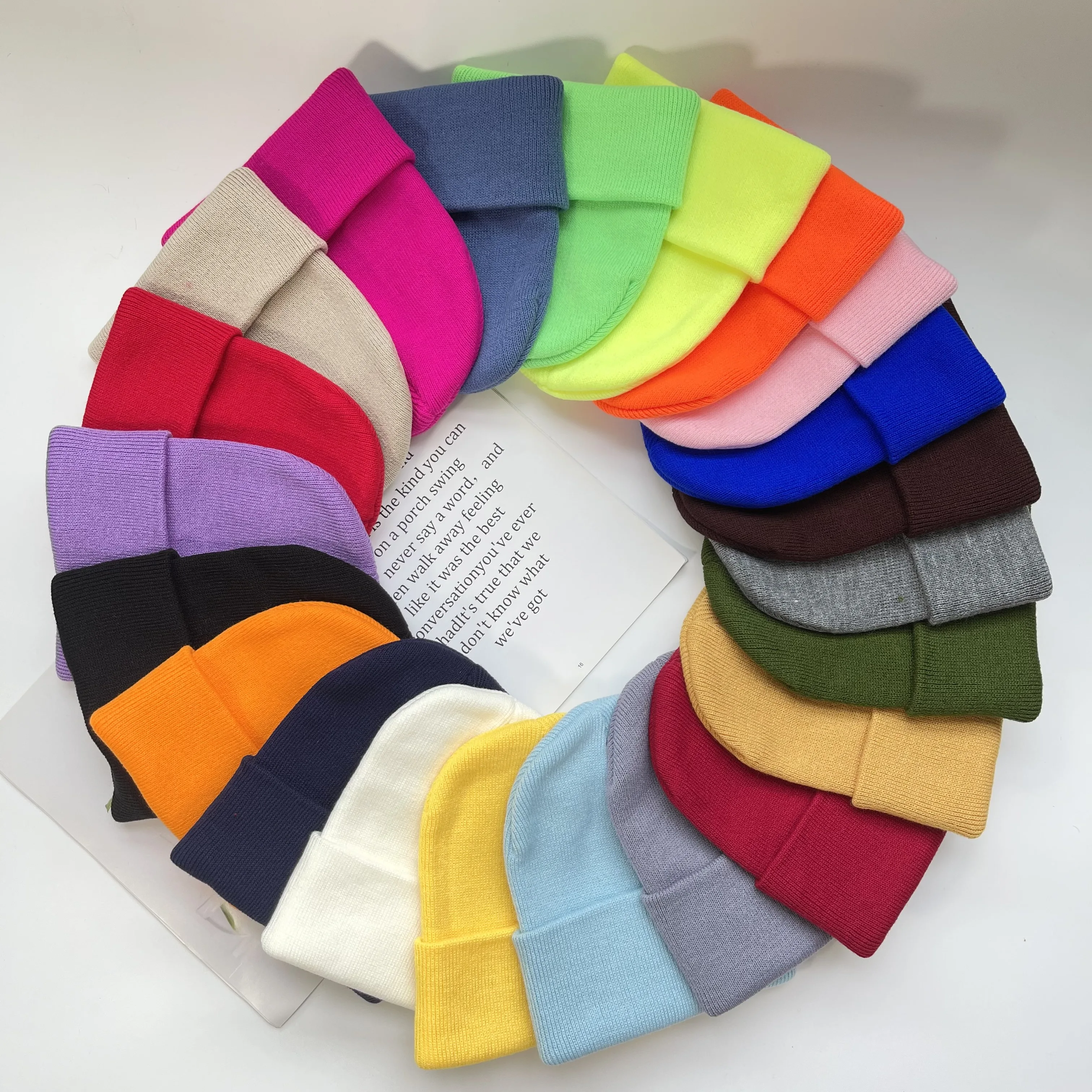 Stilvolle einfarbige Strickmütze – in mehreren Farben erhältlich, weich und warm – Unisex-Wintermütze – für Outdoor-Skifahren und Skateboarden Image