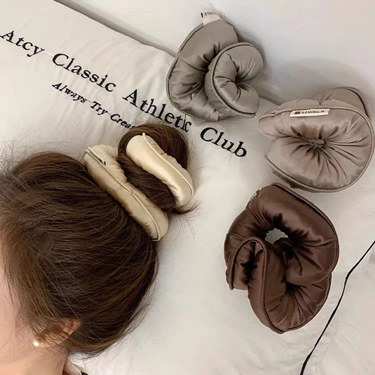 1 Stück Superweicher Kissen-Haargummi | 3D-gefüllter großer Scrunchie, einfaches, vielseitiges Haargummi für Dutt und niedrigen Pferdeschwanz Image