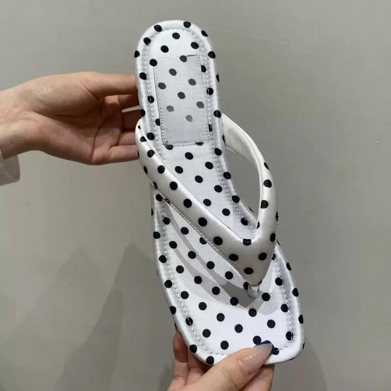 Quadratische Zehenpartie Keilabsatz-Flip-Flops Sommer Neu Weiche Sohle Rutschfeste Verschleißfeste Sandalen
