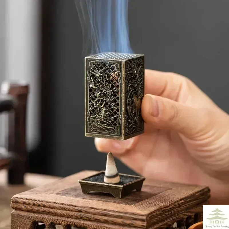 Bruciatore d'incenso verticale quadrato piccolo in lega Xiangyun, porta incenso per aromaterapia da interni, ornamento per la casa, bruciatore d'incenso cinese a forma di prugna