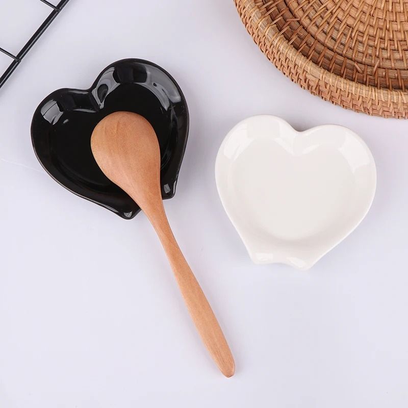 Creative Heart Shaped Ceramic Spoon Rest And High Fidelity Tableware Organization Architecture white