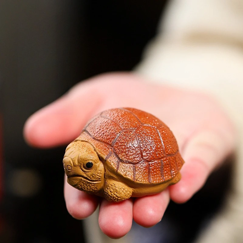 Handgefertigter Yixing Lila Ton Schildkröten-Teebegleiter, symbolisch reichhaltig, für die Gongfu-Teezeremonie, Heim- und Schreibtischdekoration, Sammlerstück, Geschenk Image