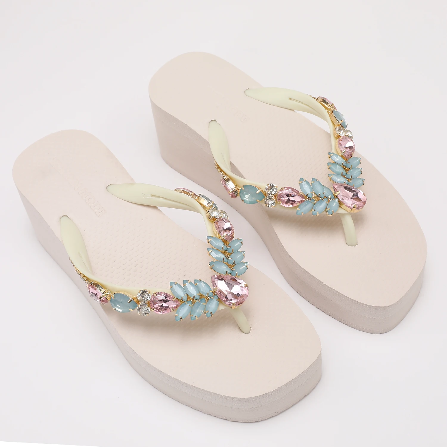 Keilabsatz-Flip-Flops für Damen – rosafarbene Plateau-Sandalen mit türkisfarbenen und rosa Kristallverzierungen, stilvolles Sommer-Fußbekleidung