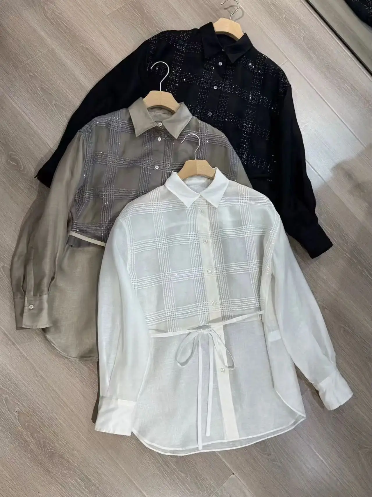 Luxuriöses, langärmliges, perlenbesetztes Seidenhemd mit Gürtel für den Frühling Image