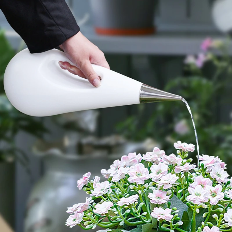 Eine tropfenförmige Sprühflasche mit 67,63 oz Fassungsvermögen zum Gießen von Pflanzen, geeignet für den Innen- und Außenbereich. Image