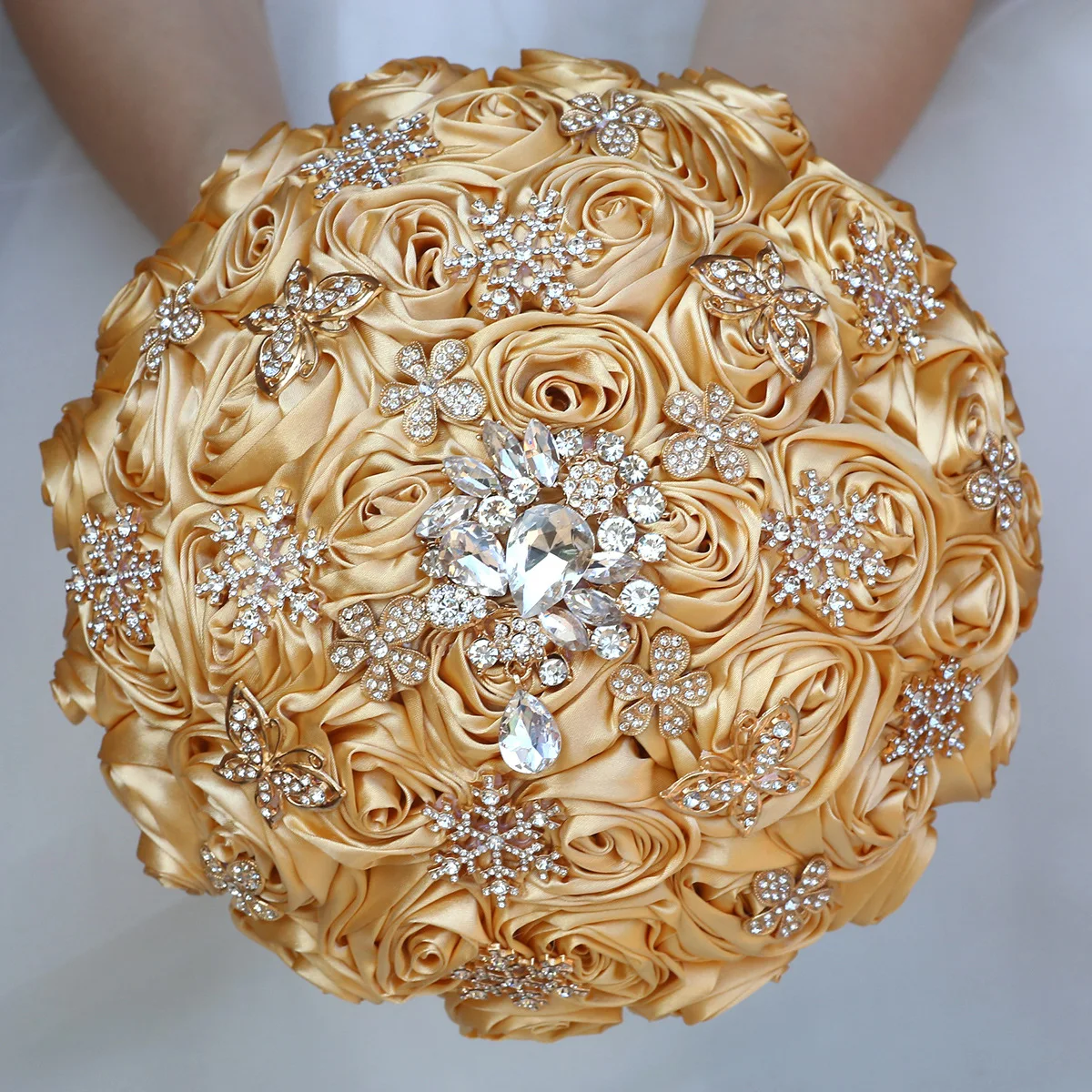 YeeNanee Bouquet da sposa di lusso in oro champagne con cristalli per la sposa, damigelle d'onore, bouquet Quinceanera con fiori di rosa in raso