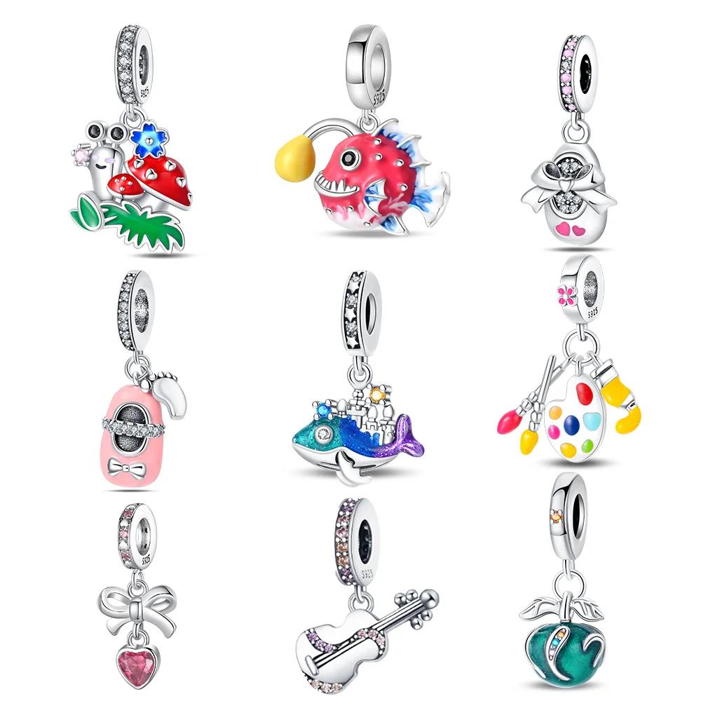 Versilberter Baby-Schuh-Anhänger mit schimmernden Zirkonia-Steinen und Emaille-Verzierung, hypoallergenes, trendiges Armband, Geschenk