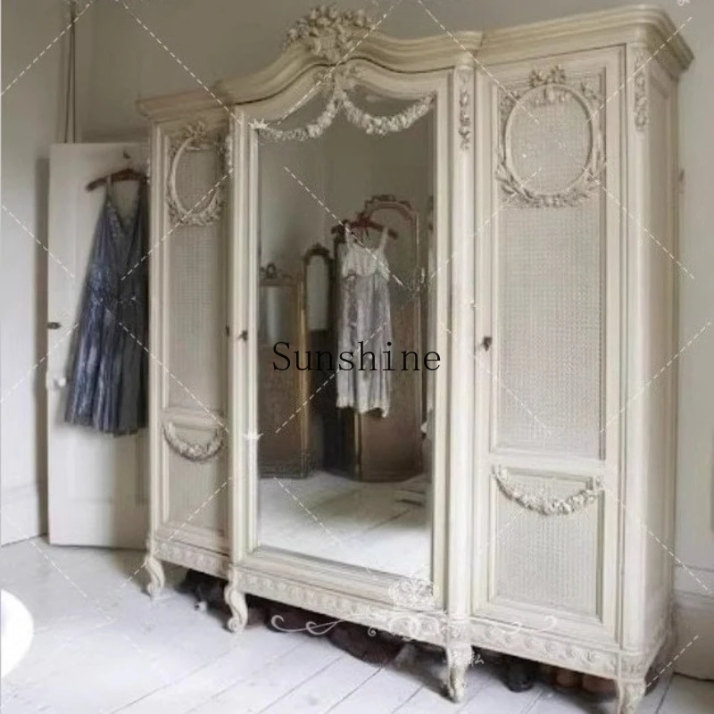 Französischer, antiker dreitüriger Kleiderschrank aus geschnitztem Massivholz im Retro-Stil