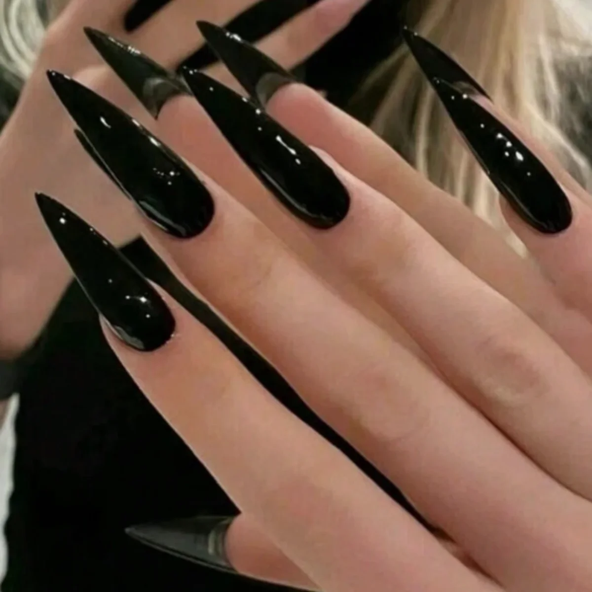 Verwandeln Sie Ihre Nägel mit 24 Stück extra langen Stiletto-Nägeln im französischen Stil, modern, klassisch, schlicht, SCHWARZ, einfarbig, vollflächig abdeckend, künstliche Nägel. Image