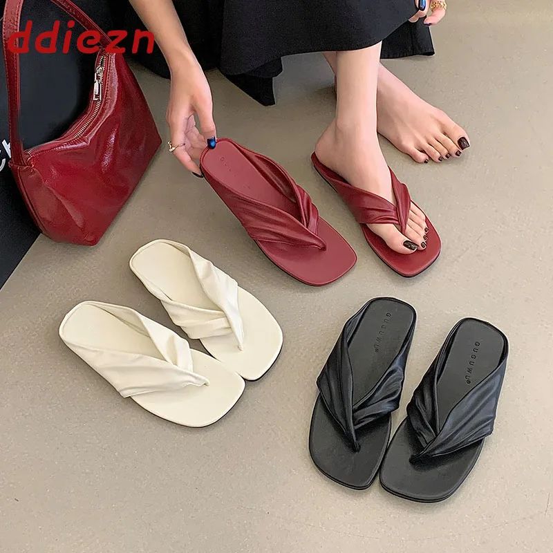 Neue 2026 Sommer Strand Flip-Flops und Pantoletten für Damen – Modische Outdoor-Sandalen und luxuriöse flache Damenschuhe