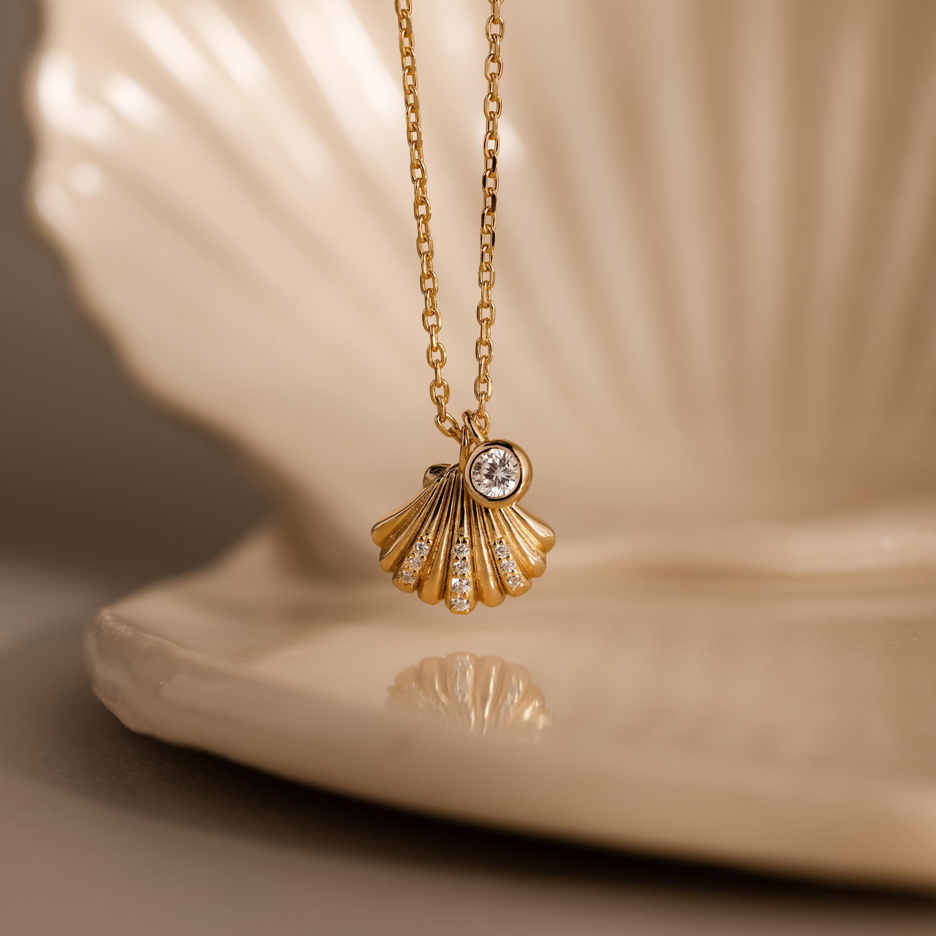 Collana con ciondolo a conchiglia e diamanti di Caitlyn Minimalist * Collana con ciondolo delicato a conchiglia e cristallo * Gioielli estivi * Regalo