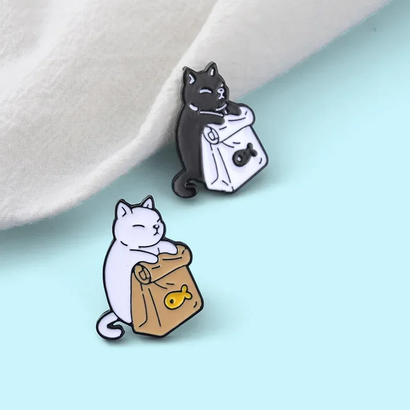 2PCs Nette Schwarz Weiß Katze Brosche Cartoon Tier Revers Pin Schmuck Geschenke Abzeichen Kleidung Rucksack Zubehör Image