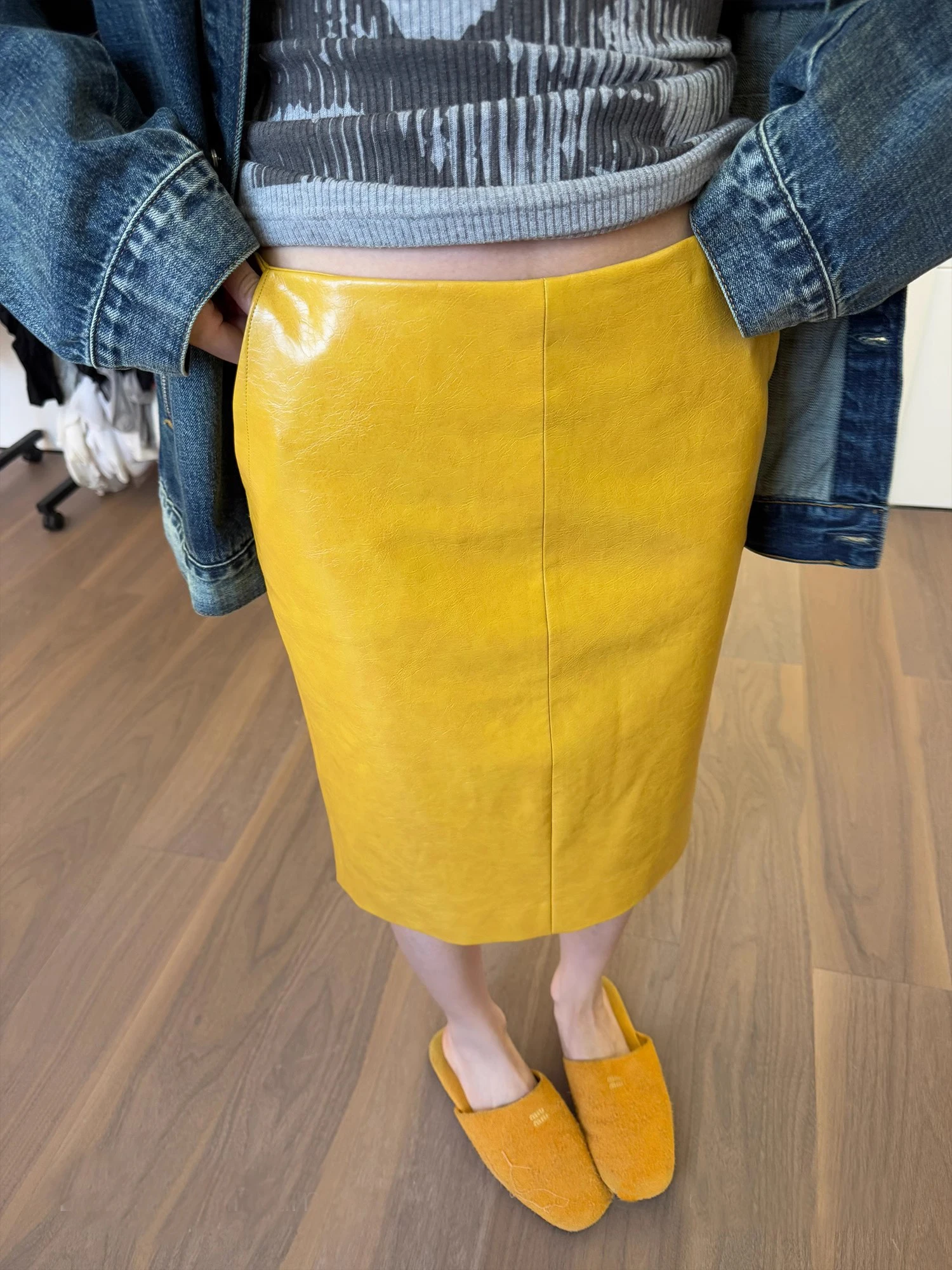 Lautaro Frühling Herbst Glänzend Reflektierende Gelb Patent Pu Leder Rock Frauen mit Zurück Schlitz Knielangen Luxus Designer Kleidung