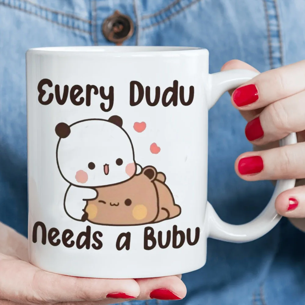 1 süße Keramik-Kaffeetasse – bezaubernder Panda und Bär „Jeder Dudu braucht ein Bubu“-Design, isolierte wiederverwendbare Tasse Image