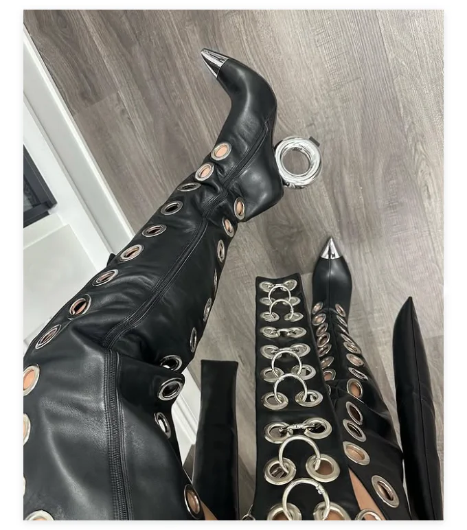 Sexy Overknee-Stiefel aus Leder im seltsamen Stil mit rundem Absatz. Schwarz/rote Oberschenkelstiefel mit Nieten für Damen, luxuriöse Designer-Partyschuhe