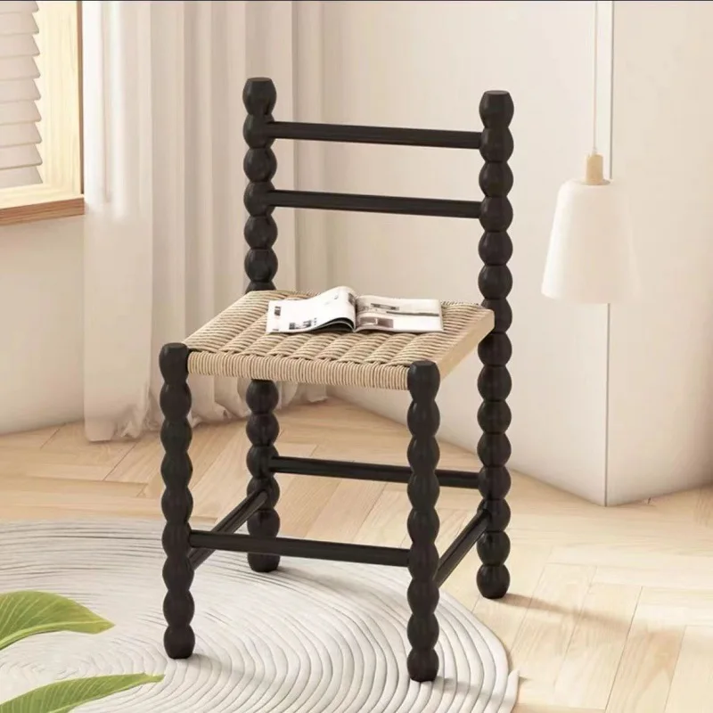 Moderner Rattan-Seilhocker, Vintage-Designer-Esszimmerstuhl, Massivholz-Rückenlehne, Make-up-Hocker für das Wohnzimmer Image