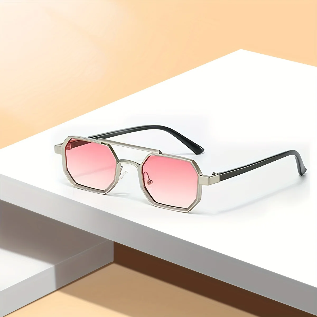 Stilvolle Metall-Sonnenbrille mit zweifarbigem Rahmen – verlaufsblaue Gläser, quadratische Form, modernes Modeaccessoire Image