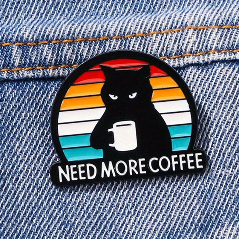 „Need More Coffee“ Lustige schwarze Katze Kaffeebrosche mit festem Buchstaben Image