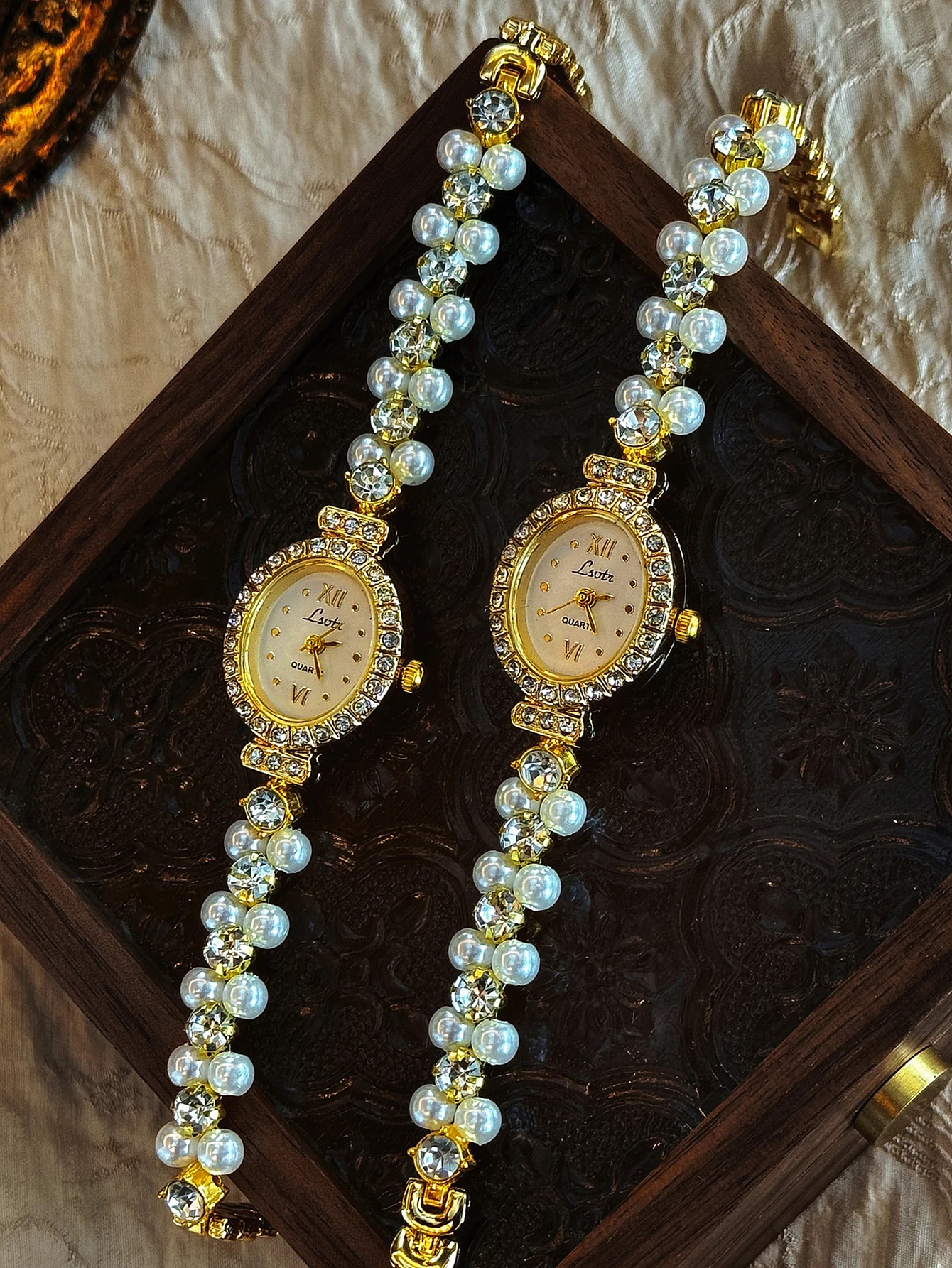 1, brandneue Luxusuhr für Damen mit Perlen- und Strass-Einlagen, eleganter Vintage-Mode, ovalem Perlmutt-Zifferblatt, geeignet für den täglichen Gebrauch, Partys, Urlaub und Ausflüge Image
