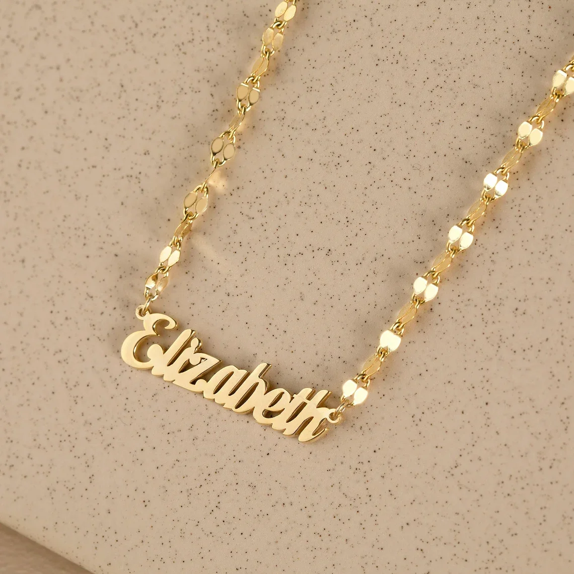 Personalisierte goldene Namenskette mit Lippenkette, individuelle Namenskette, handgefertigter Schmuck, personalisiertes Geburtstagsgeschenk für ihre Mutter Image