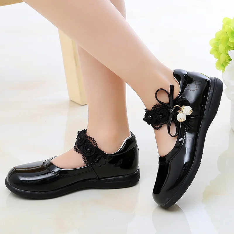 Schwarze Performance-Schuhe für Kinder, weiche Sohle für Studenten, flache Schuhe, lässig, vielseitig, 2024, neue Kinder-Prinzessin-Schuhe mit süßem Anhänger Image