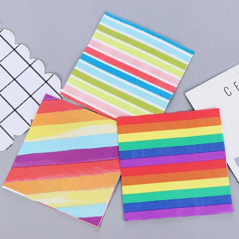 Bunte bedruckte Servietten, gestreift, bedrucktes Stoffpapier, Hochzeitsfeier, Regenbogenfarben, 2-lagig, 20 Stück/Packung, Tischset aus lebensmittelechtem Papier Image