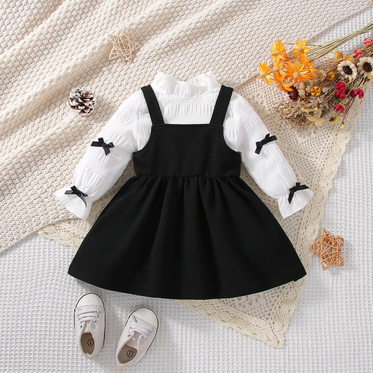 2-teiliger Baby-Mädchen-Frühling und Herbst, süßer neuer Stil, schöner lässiger weißer Langarm-Rock mit schwarzen Trägern, bequem Image