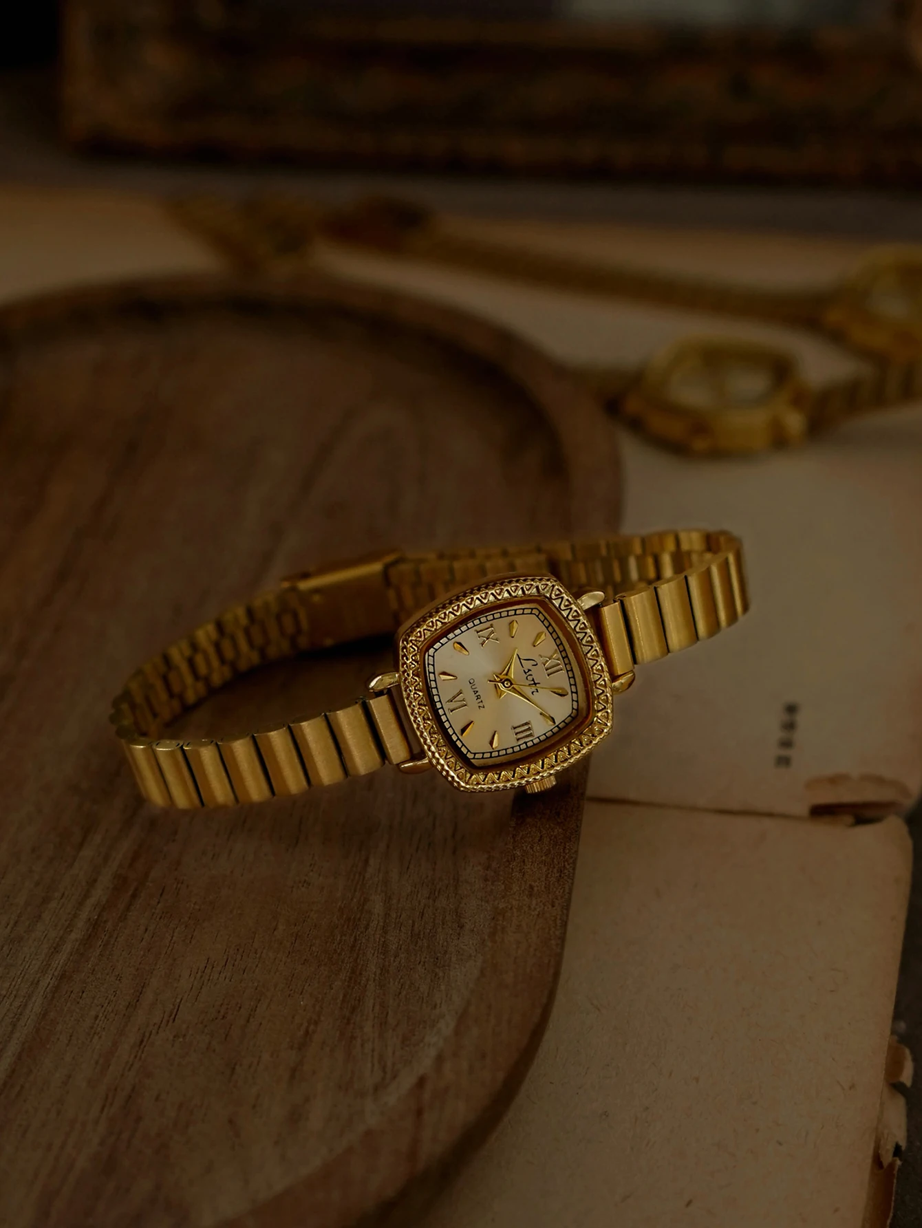 1-teilige neue französische Retro-Damenuhr mit geschnitztem Muster, Gold, quadratisch, kleines Zifferblatt, modisch, schlicht, elegant, luxuriös, elegant, kompakt, wasserdicht, Edelstahlarmband, klassische Damen-Quarzuhr, geeignet für den täglichen...