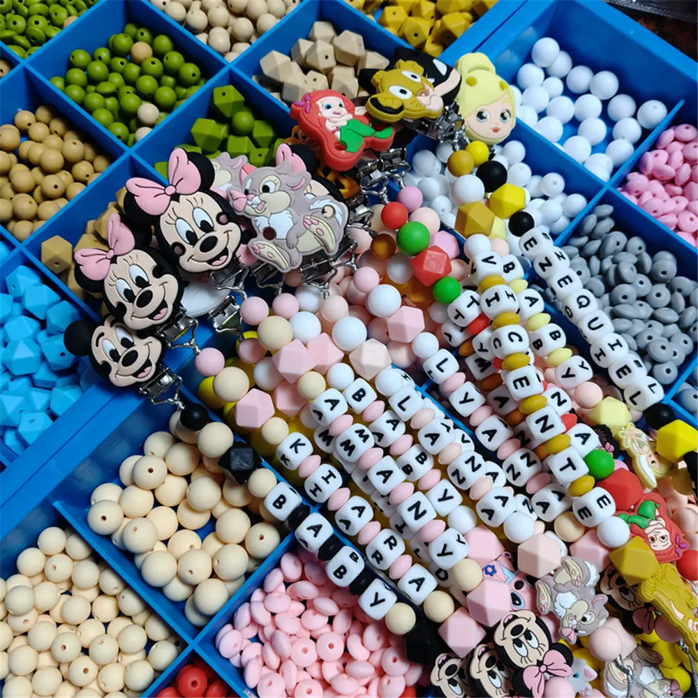 1 Stück Personalisierte Schnullerkette mit Namen, Simba, Winnie, Marie, Katze, Dumbo, Miss Bunny, Silikonperlen, Stitch, Beißring-Halter Image