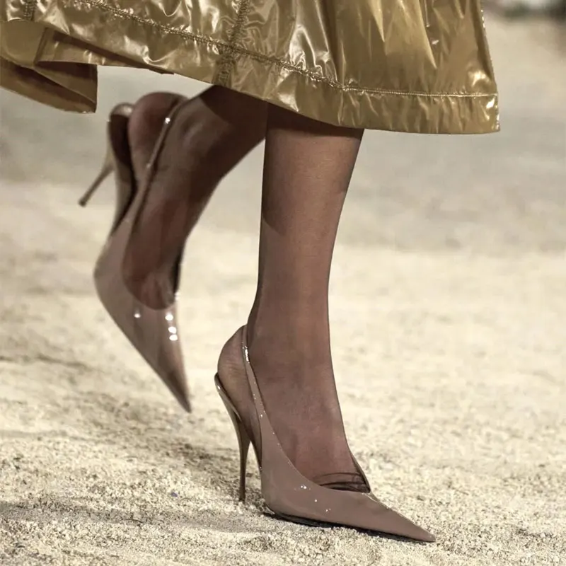 2026 Frühjahr und Sommer neue einfache spitze Rückseite hohle Sandalen europäische und amerikanische Mode vielseitige Bankett-Damenschuhe