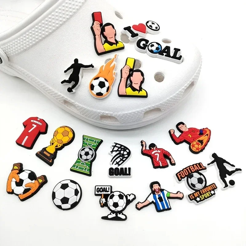 18 Stück Fußball Sport Thema Loch Schuhe Charms Packs Dekoration Set Jungen Männer Fußball Stil Schnalle Slipper Sandalen Schuh zubehör