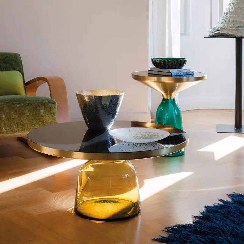 Moderner heller Luxus-Couchtisch aus Glas, kreativer Wohnzimmer-Balkon, bunter High-End-Tisch auf dem neuen nordischen High-End