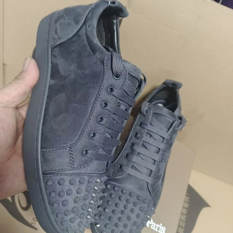 Lässige Rock-Bühnen-Schuhe mit Spikes und Nieten für Herren, Schnürschuhe aus Rindswildleder, Nieten, Schwarz, Grau, flache Plateau-Sneaker, Schuhe