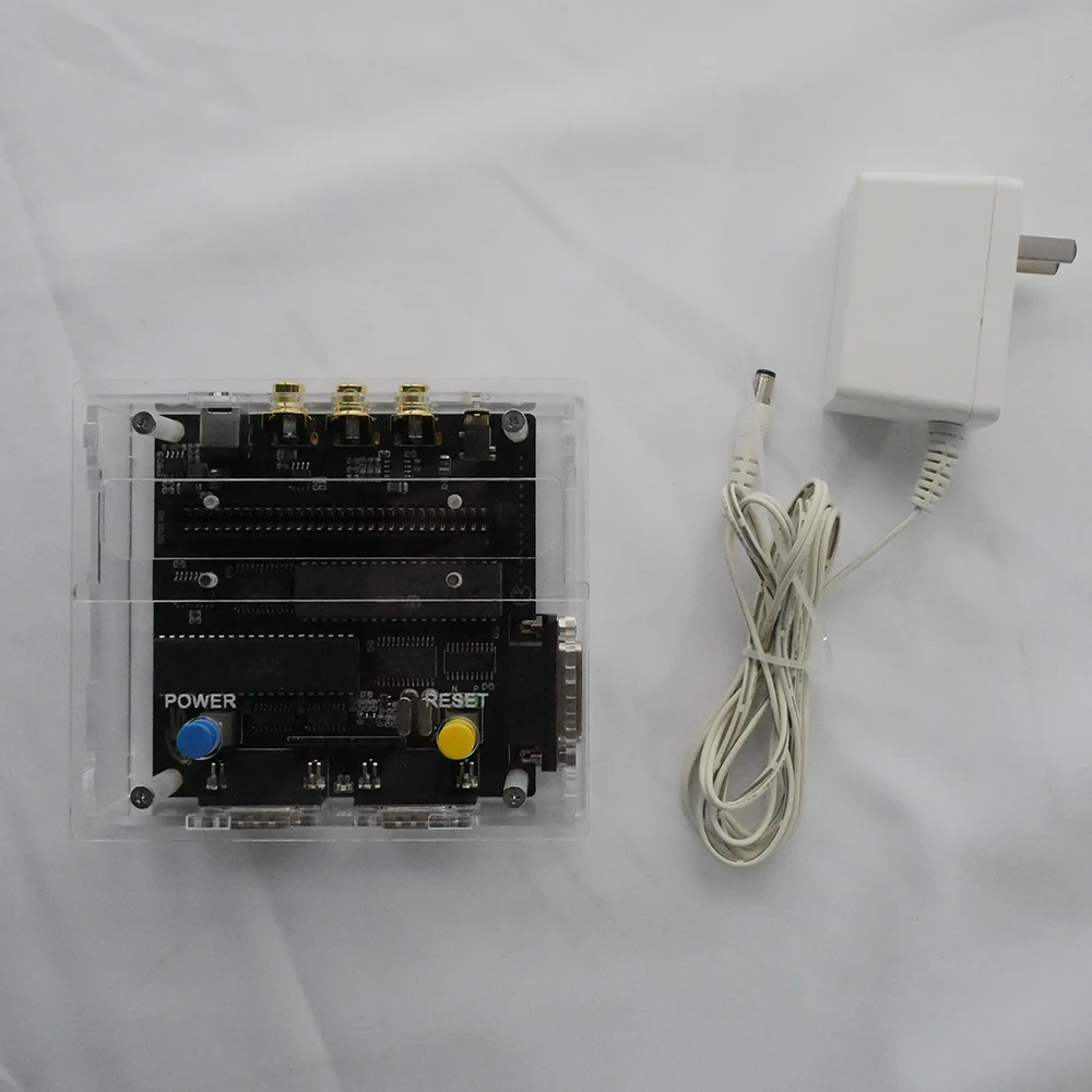 Die Mini AV-FC-Spielkonsole unterstützt N-System- und P-System-Chips und verfügt über einen 15-Pin-Erweiterungsanschluss.