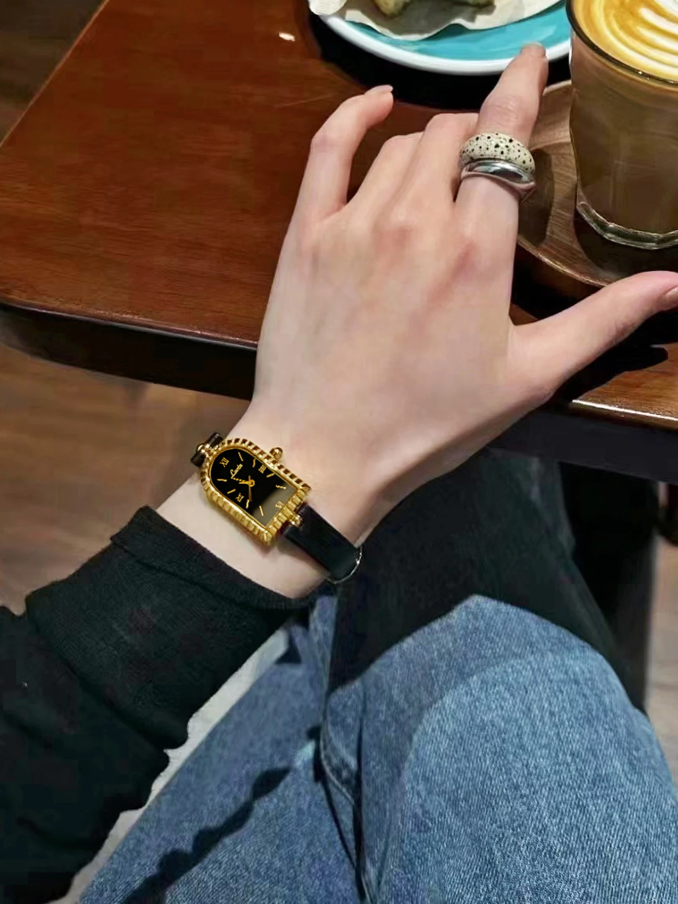 Eine romantische, retro-künstlerische, wasserdichte Damenuhr mit elegantem und anmutigem Design, mit einem gewölbten Zifferblatt und einem einzigartigen und exquisiten Lederarmband. Eine Damen-Quarzuhr, die für den täglichen Gebrauch und lässige... Image