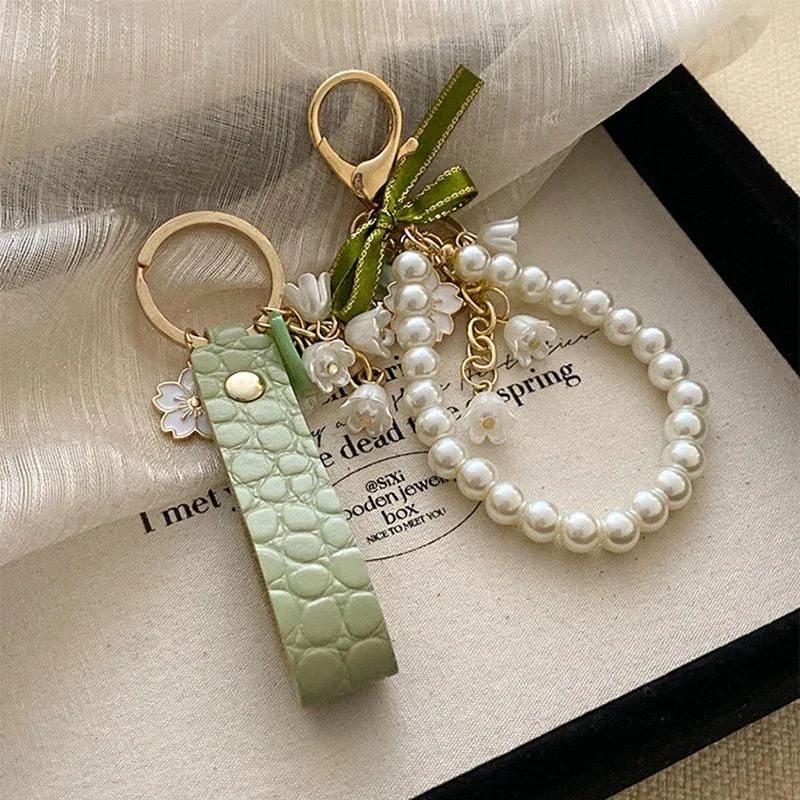 Frischer und eleganter Glocken-Orchideen-Schlüsselanhänger für Frauen, grün, süße Imitationsperle, Lederharz, Legierung, Schlüsselanhänger, Schmuck, Accessoire, Geschenke