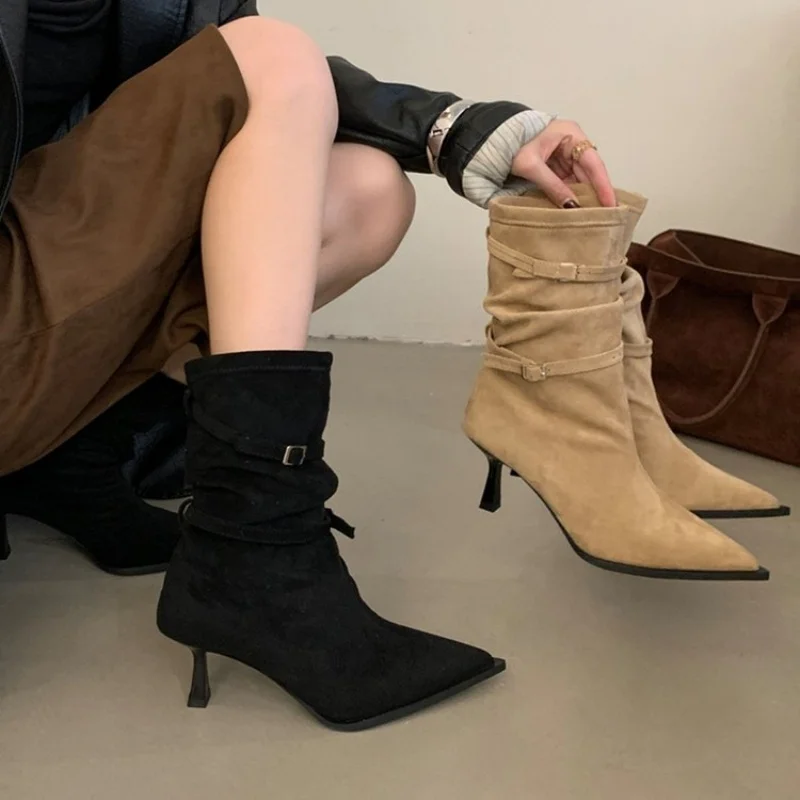 Modische heiße verkaufende sexy und lässige Mid-Top-Damenstiefel Winter neue spitze dünne Ferse bequeme Bankett-Stiefel mit hohen Absätzen