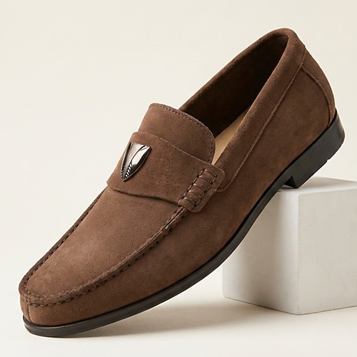 Braune Wildleder-Loafer für Herren mit Metalldetails, bequeme Mokassins aus hochwertigem Leder, stilvolle Freizeitschuhe für Büro, Arbeit und gehobene Freizeitaktivitäten Image