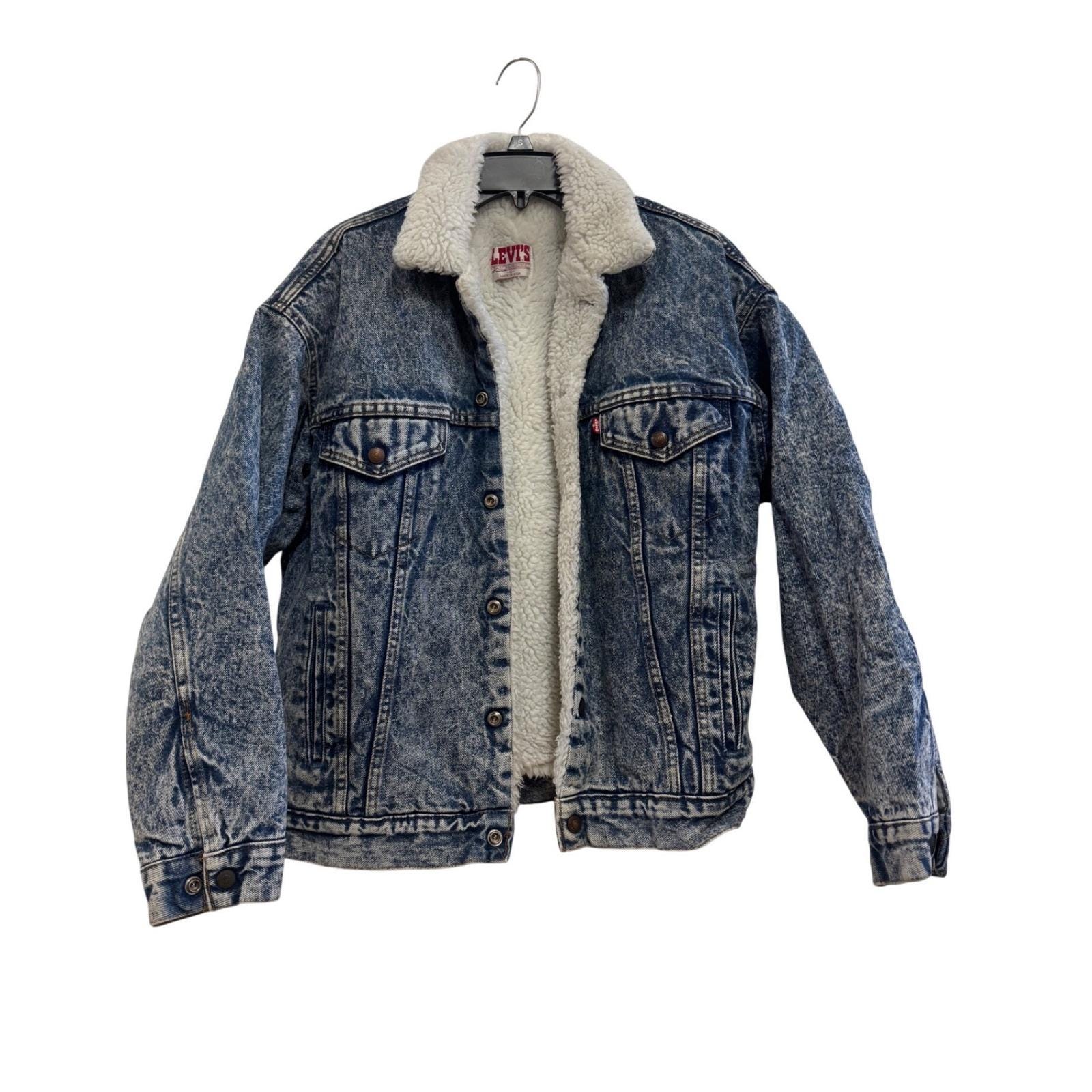 Giacca trucker vintage Levis in denim acid wash con fodera in sherpa, Made in USA, taglia S, blu.