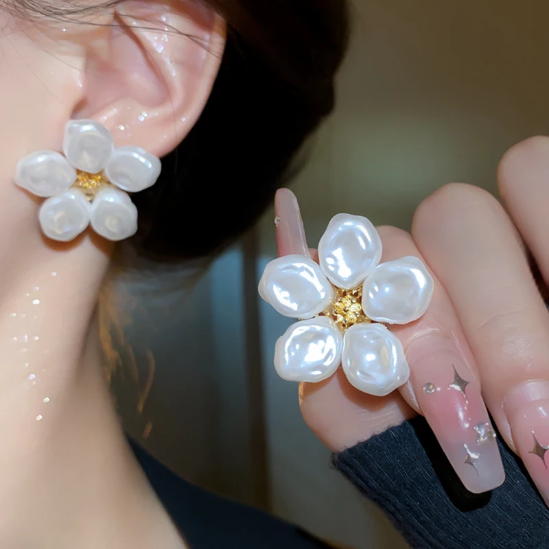 Exquisite weiße Blumen Ohr stecker elegante Imitation Perle Ohr stecker für Frauen Mädchen Temperament einfache Party Hochzeit Schmuck
